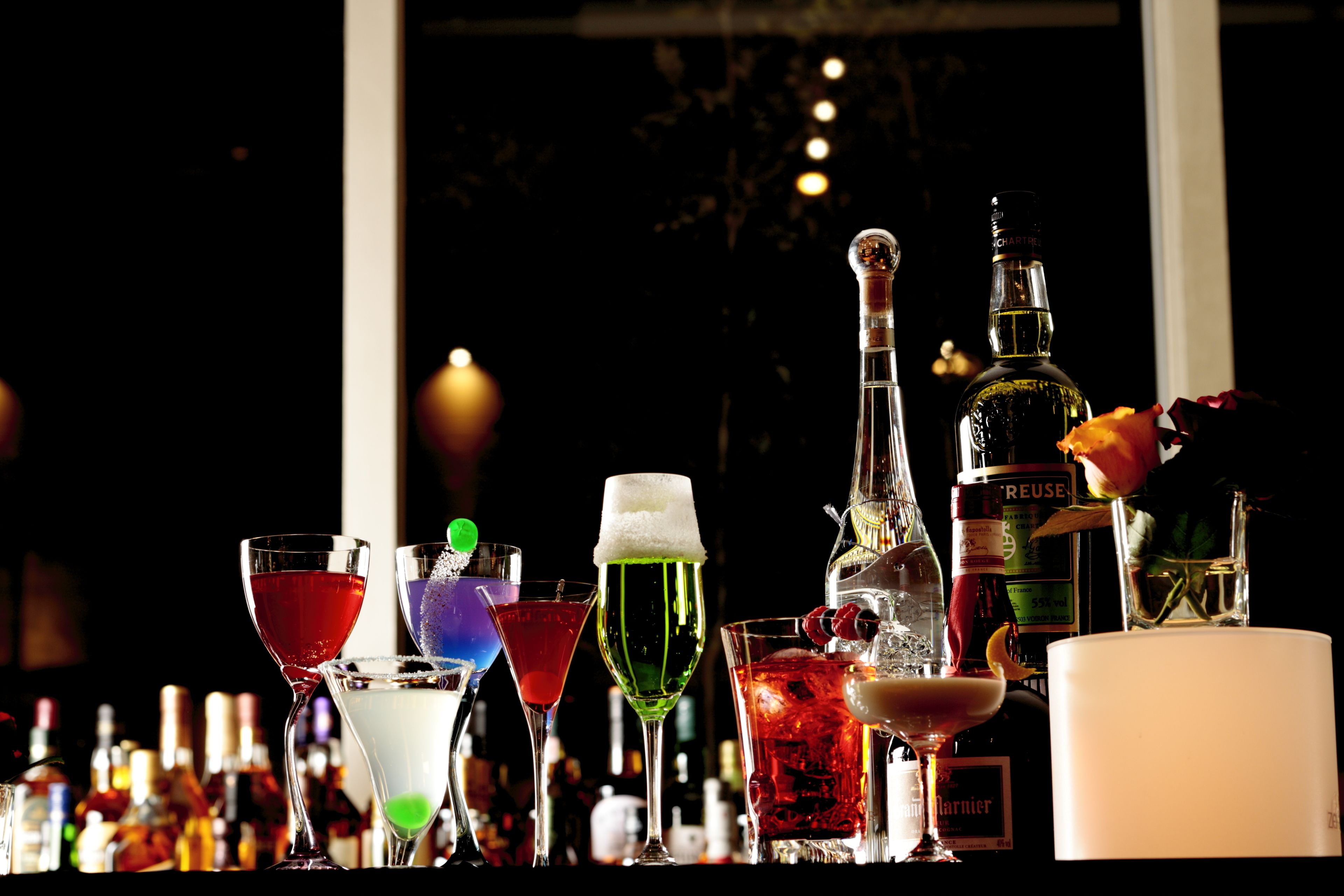 Un bar con diverse bottiglie e bicchieri di bevande.