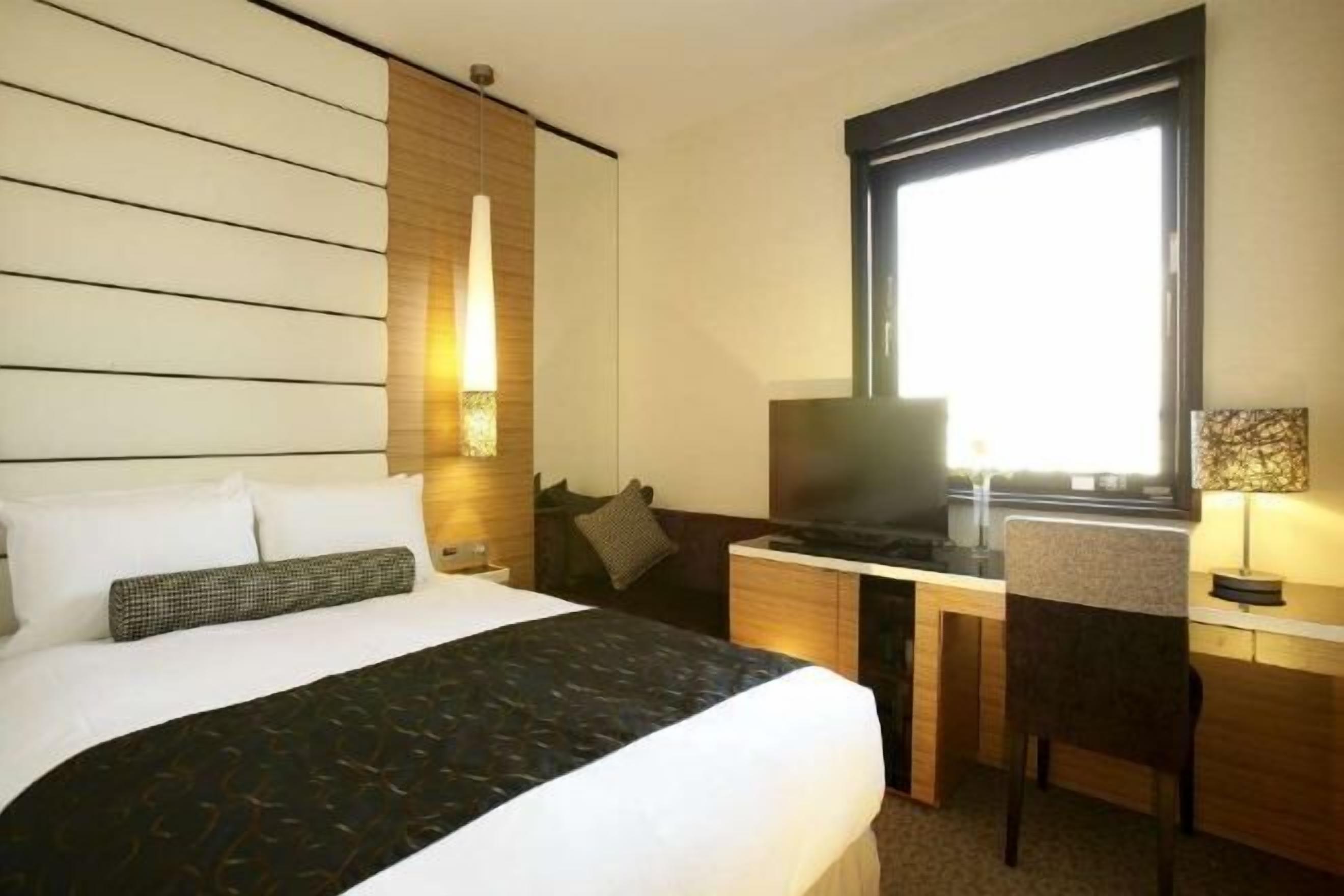 Skrivebord, skrivebord for bærbar PC og blendingsgardiner