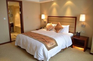 迷你吧、客房内保险箱、办公桌、遮光窗帘