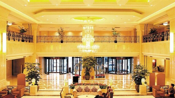 A spacious lobby with a grand chandelier, multiple seating areas, and potted plants. - Grand Metropark Hotel Shenyang (Shenyang)