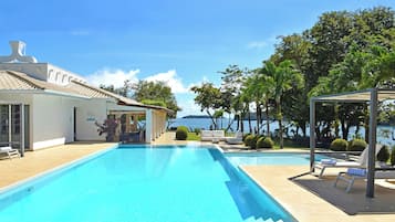 2 piscines extérieures, parasols de plage, chaises longues