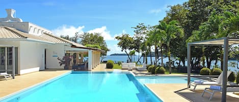 2 piscines extérieures, parasols de plage, chaises longues