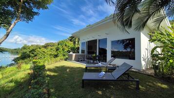 Bungalow Deluxe, frente al mar | Caja de seguridad en la habitación y escritorio