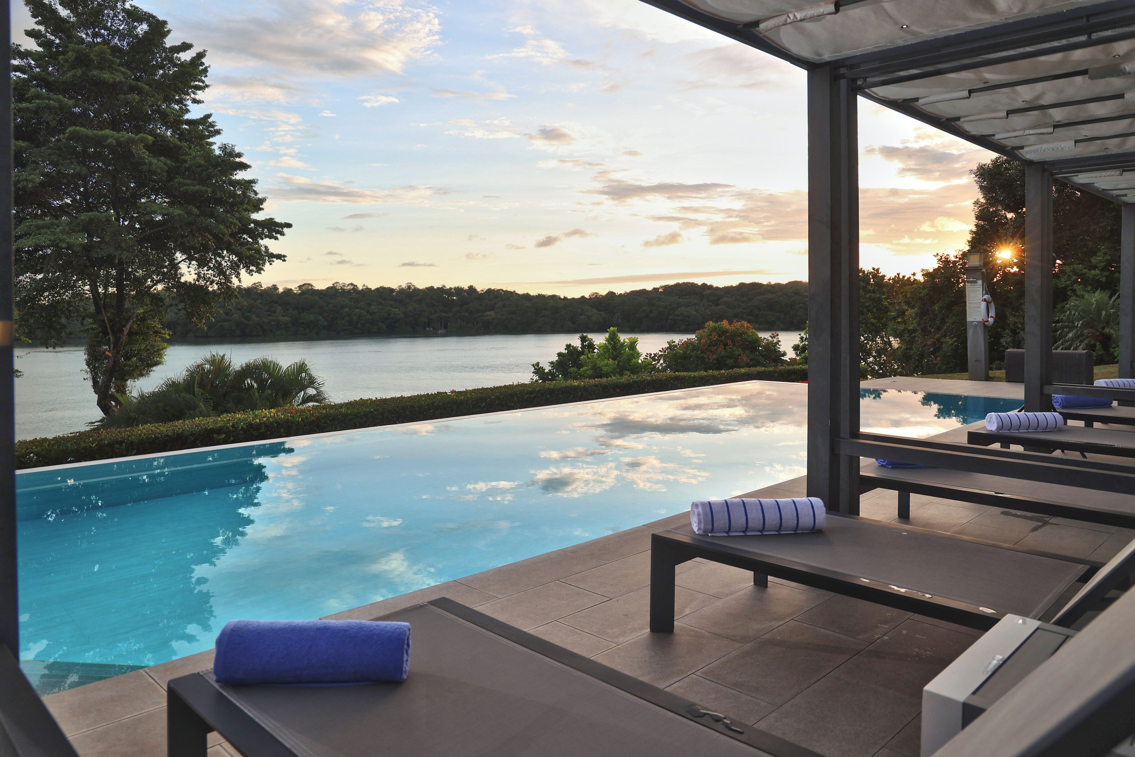 2 من حمّامات السباحة الخارجية، مظلات على حمّام السباحة، مقاعد للتشمس