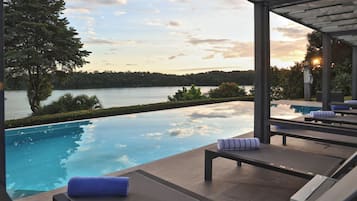 2 utomhuspooler, parasoller och solstolar