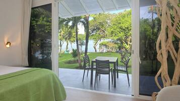 Bungalow, 1 trÚs grand lit et 1 canapé-lit, vue mer | 1 chambre, coffres-forts dans les chambres, bureau