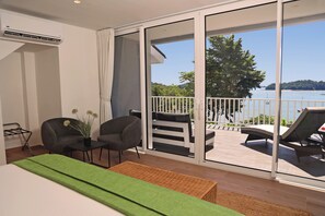 Caja de seguridad en la habitación y escritorio 