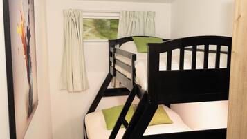 Habitación familiar, 2 habitaciones, mirando al mar (One king bed and one bunk bed) | Caja fuerte, escritorio, espacio para trabajar con un portátil