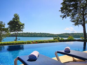 2 buitenzwembaden, parasols bij het zwembad en ligstoelen