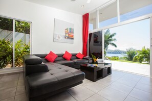 วิลล่า, 2 ห้องนอน, ห้องครัว, วิวทะเล | บริเวณนั่งเล่น | ทีวีจอแบน