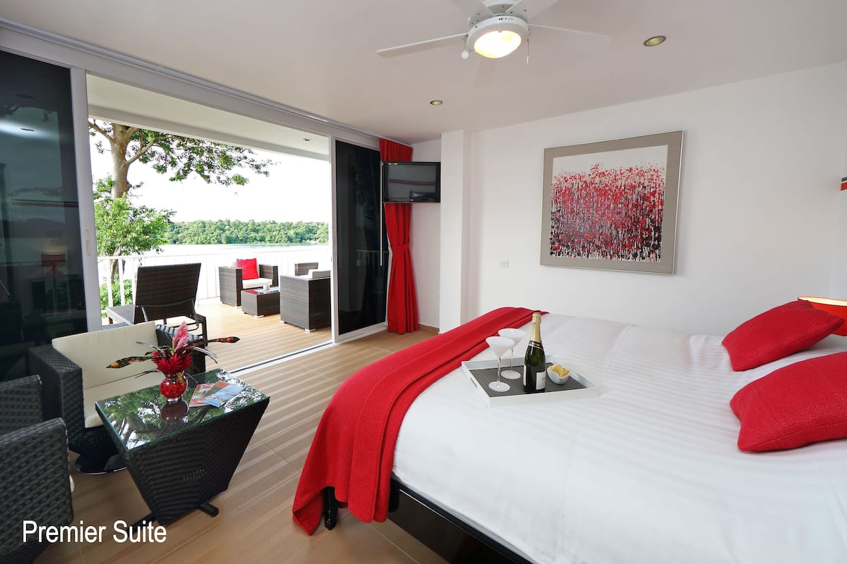Premier-Suite, 2 Schlafzimmer, Whirlpool, Meerseite | 1 Schlafzimmer, Zimmersafe, Schreibtisch, laptopgeeigneter Arbeitsplatz