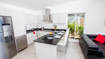 Villa, 2 Bedrooms, Kitchen, Ocean View | Private kitchenette