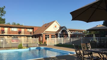 Una piscina al aire libre de temporada