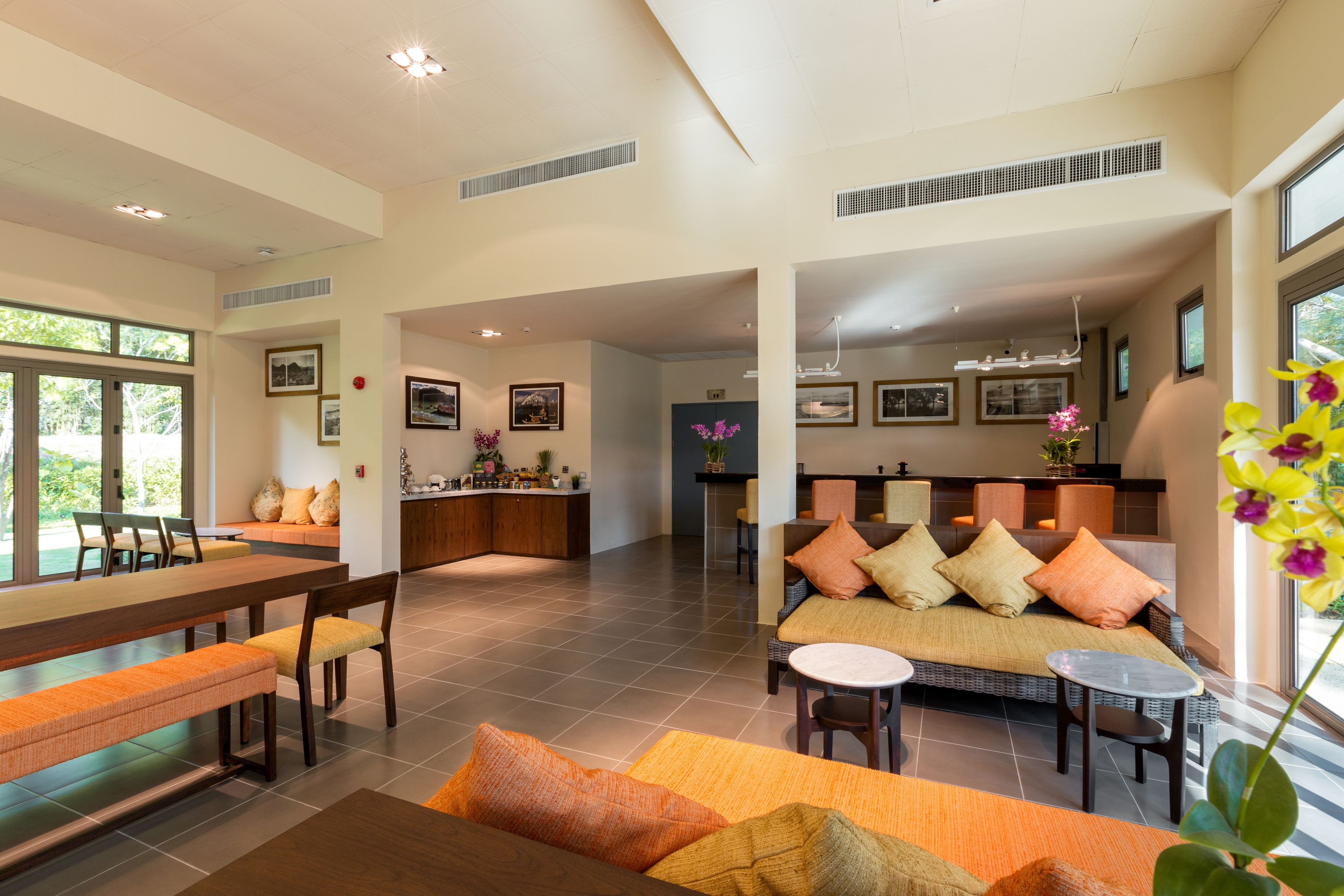 3 restaurants, breakfast, lunch, dinner served; international cuisine