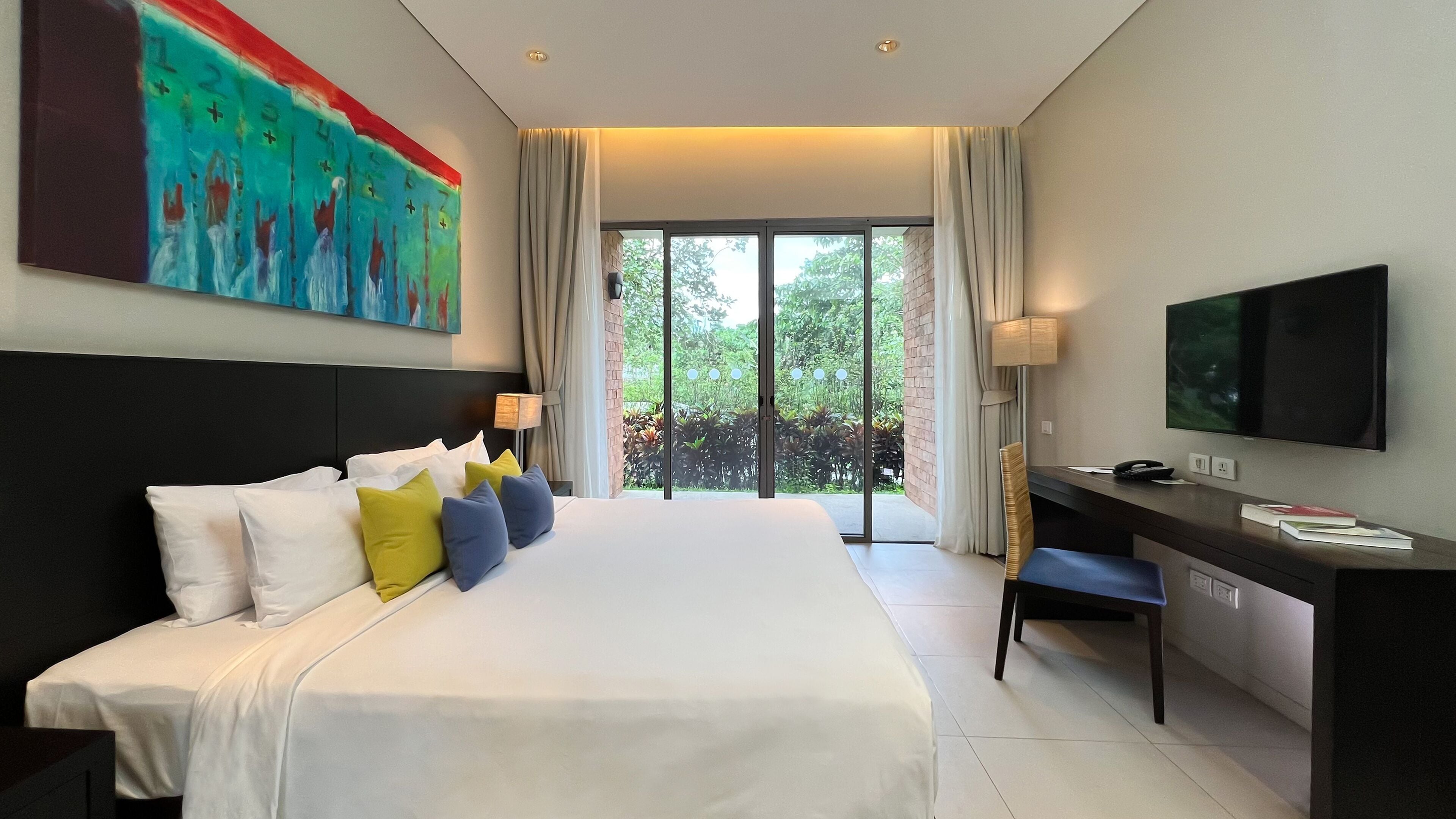 Suite | In-room safe, individually decorated, individually furnished, desk