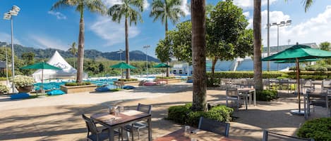 3 restaurants, servant le déjeuner et le dßner; cuisine internationale