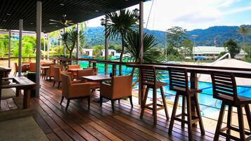 3 restaurants, breakfast, lunch, dinner served; international cuisine