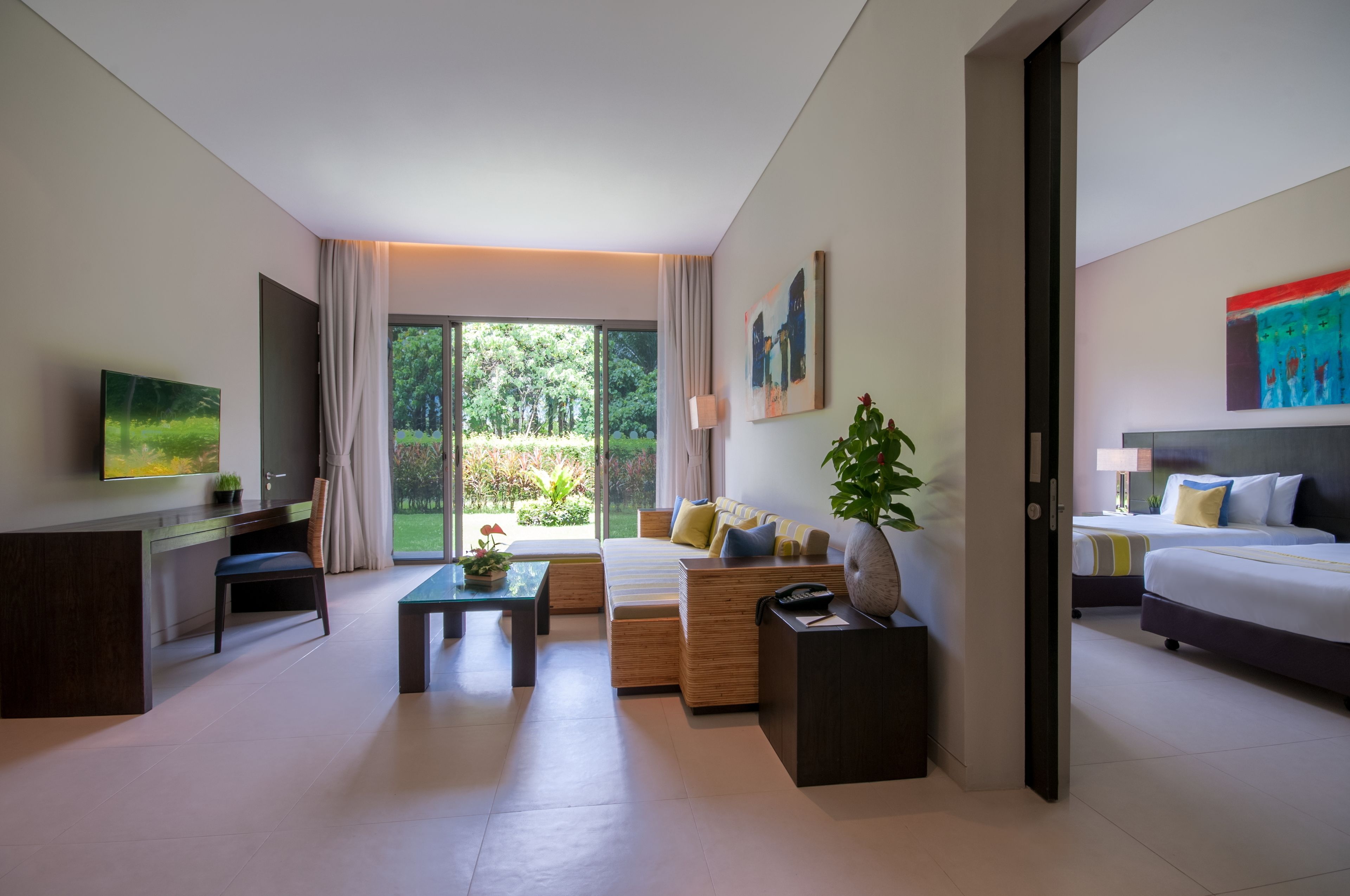 Suite, 2 eenpersoonsbedden (Pool Wing) | Woonkamer | Flatscreentelevisie