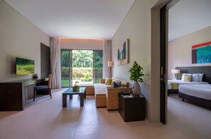 套房, 2 张单人床 (Pool Wing) | 客厅 | 平板电视