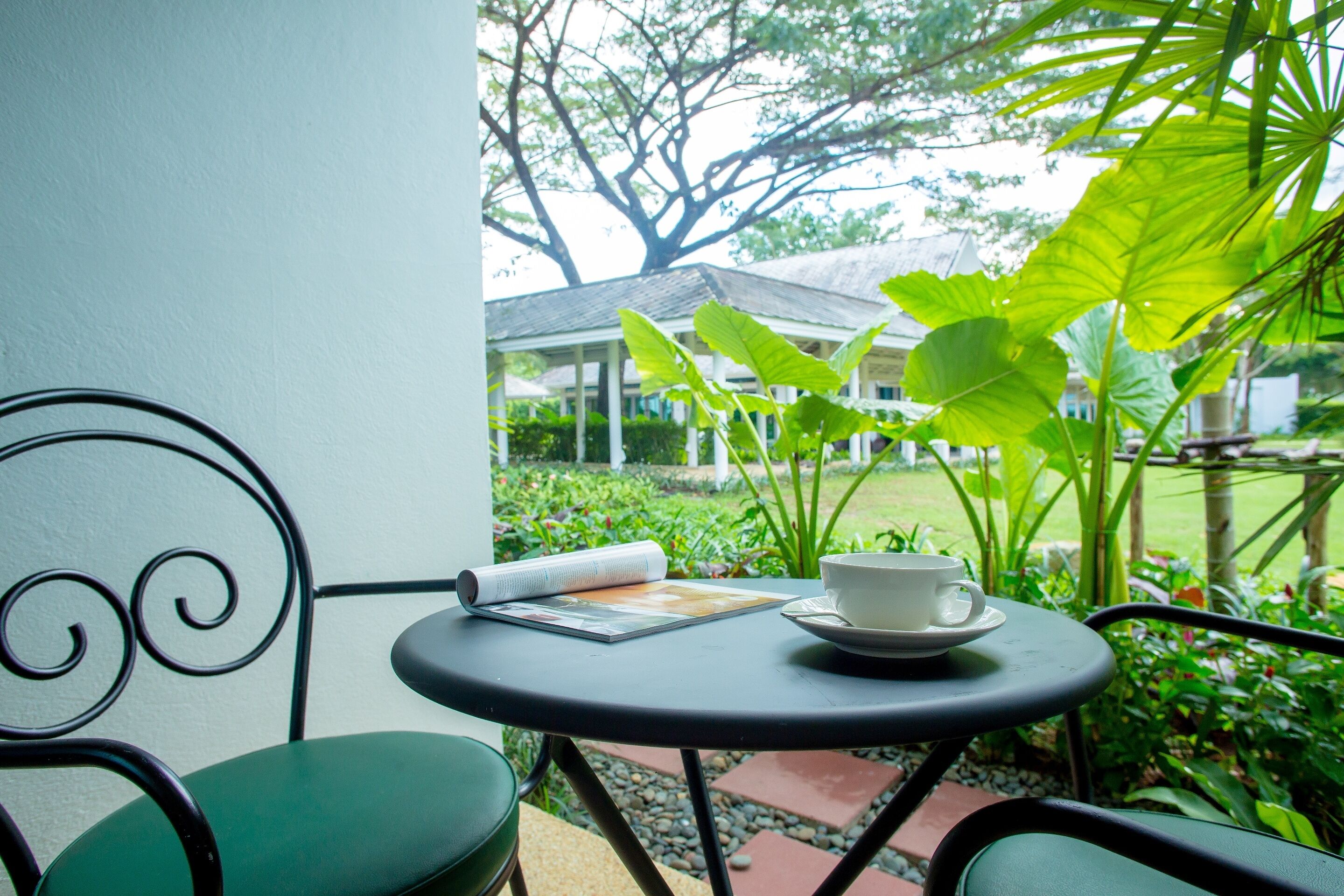 standard room, 1 king bed (garden wing) | in-room safe, individually decorated, individually furnished, desk