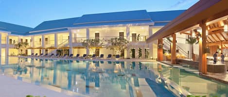 3 outdoor pools, sun loungers