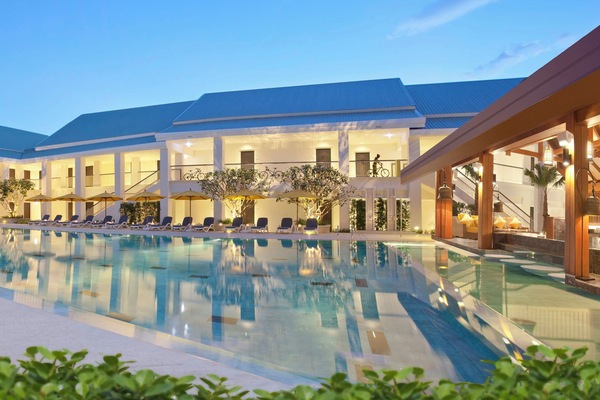 3 outdoor pools, pool loungers