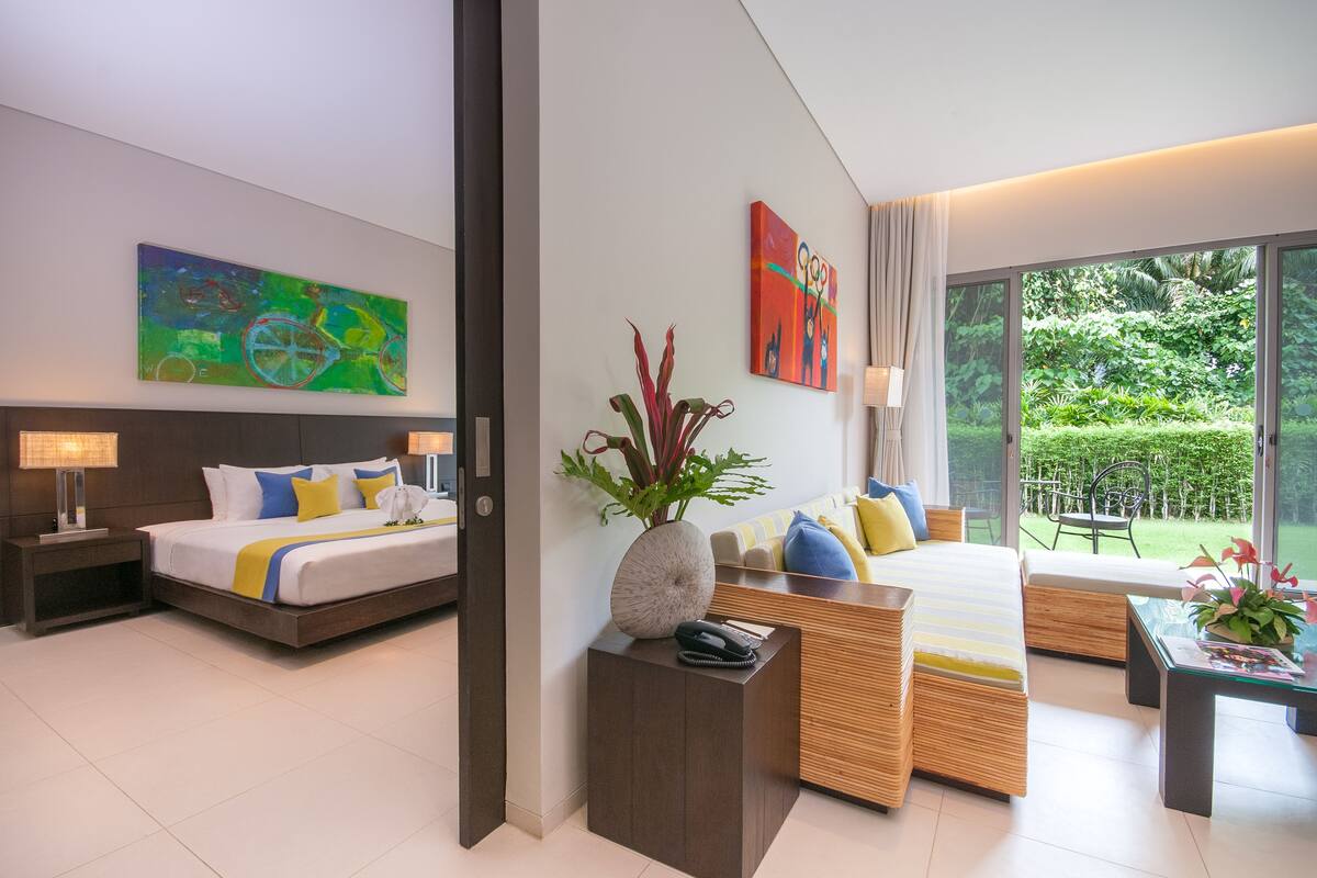suite, 1 king bed (pool wing) | living room | flat-screen tv