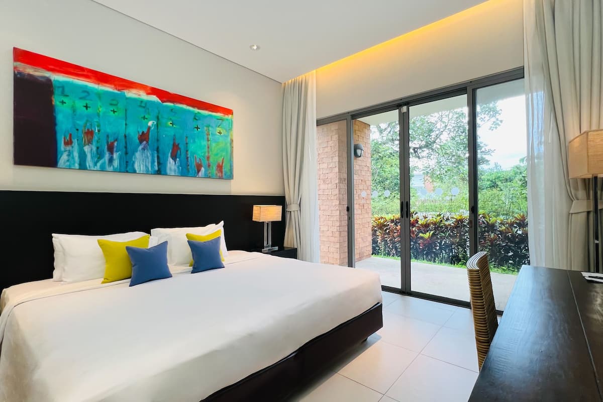 suite | in-room safe, individually decorated, individually furnished, desk