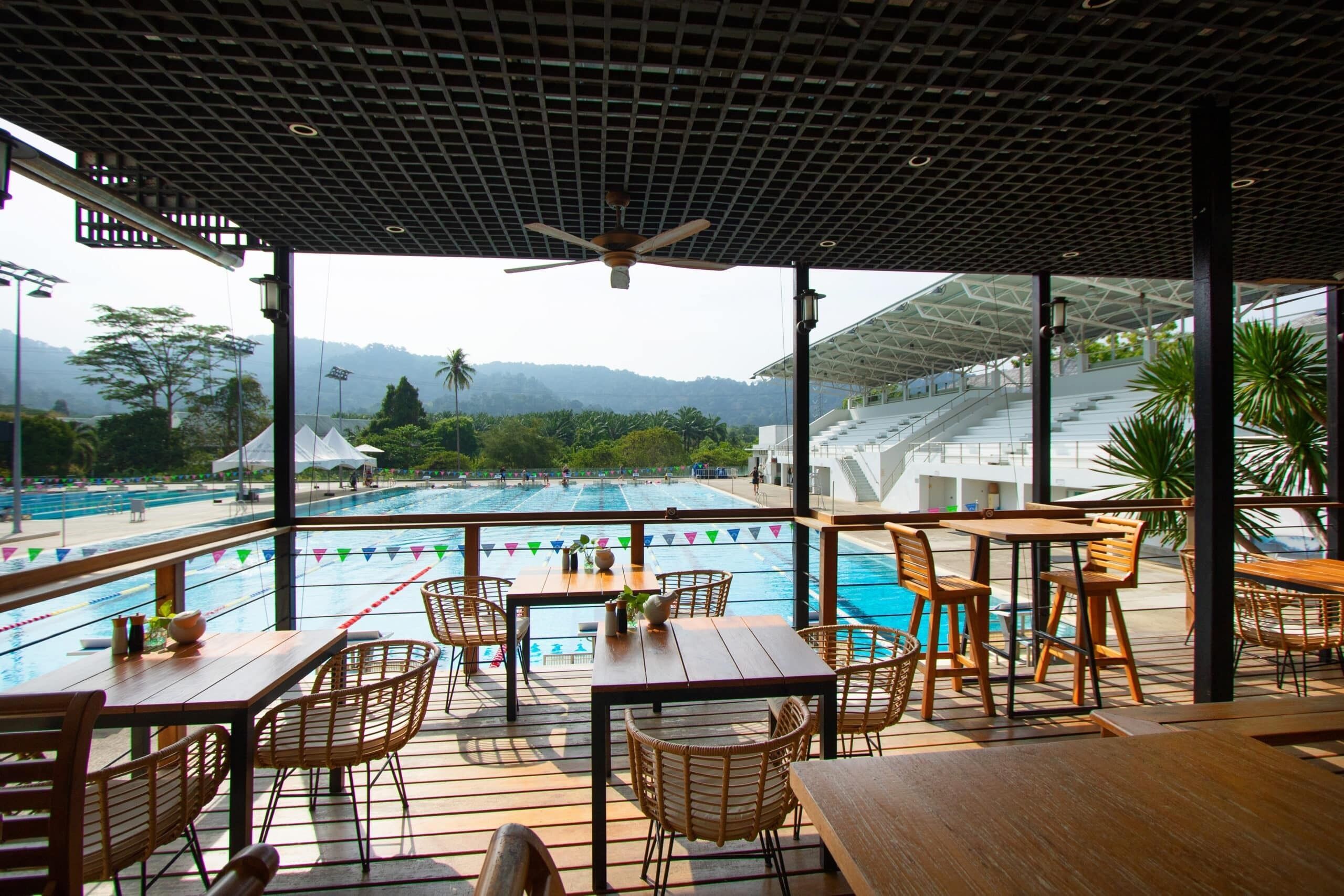 3 restaurants; breakfast, lunch and dinner served 