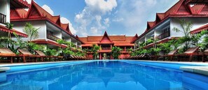 Outdoor pool, pool umbrellas, pool loungers - Preah Vihear Boutique Hotel (Choam Ksant)