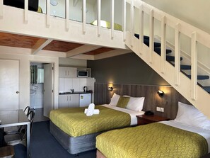 Family Room, Jetted Tub (1 Queen and 3 Singles) - Airport Manor Inn (Auckland)