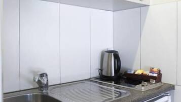 Geladeira, micro-ondas, cafeteira/chaleira, chaleira elétrica