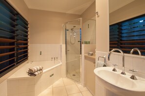 Premium King with Spa | Bathroom | Towels