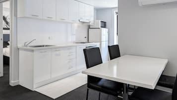 Two-Bedroom Superior Apartment | 房內用餐區