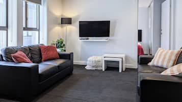 Two-Bedroom Superior Apartment | 起居區 | 40-吋平面電視、數位頻道、 LCD 液晶電視、書籍