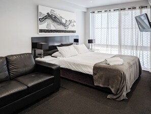 Studio Apartment | Living area | 40-inch flat-screen TV with digital channels, LCD TV, books - Apartments on Chapman (North Melbourne)
