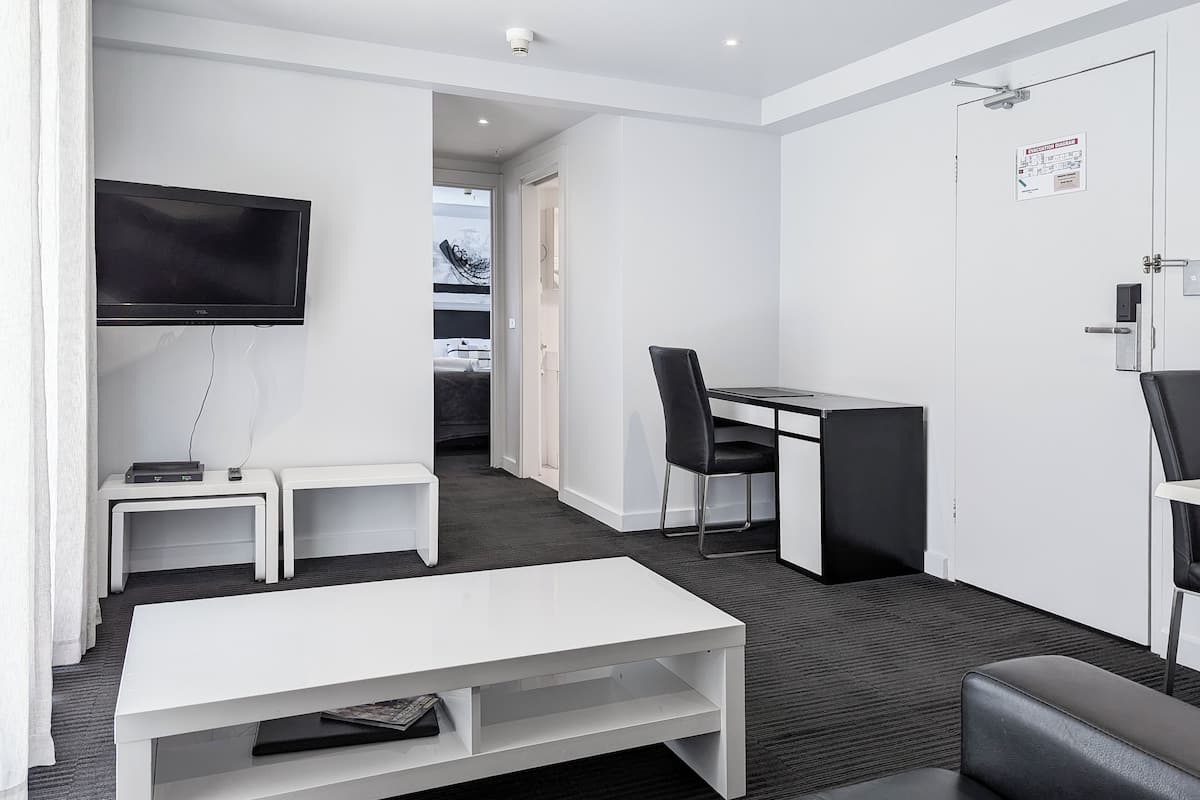 Appartamento, 1 letto queen | Area soggiorno | TV a schermo piatto 40 pollici con canali digitali, TV LCD, libri