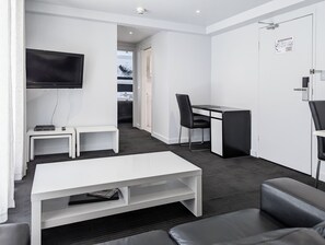 Apartamento, 1 cama de matrimonio | Zona de estar | Televisión de pantalla plana de 40 pulgadas con canales digitales