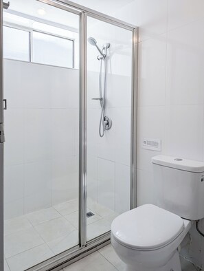 Estudio, para no fumadores | Baño | Regadera, secadora de cabello, toallas, jabón