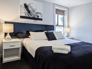 Tabla de planchar con plancha, cunas, wifi gratis y ropa de cama