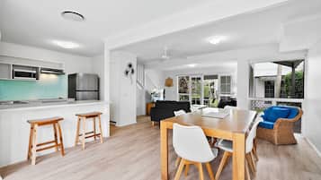 3 Bedroom Townhouse | Private kitchen | Full-size fridge, microwave, oven, stovetop