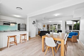 3 Bedroom Townhouse  | Private kitchen | Full-size fridge, microwave, oven, stovetop - Coco Bay Resort (Noosaville)