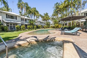 Piscine extérieure, piscine chauffée, parasols, chaises longues