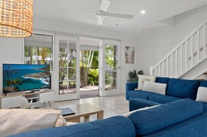 Maison de ville (Two Bedroom) | Coin séjour | Télévision LCD, lecteur de DVD