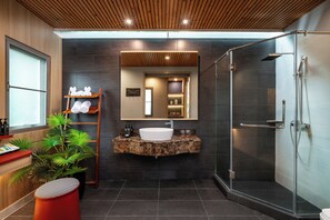 Panoramic Deluxe Room | Badrum | Gratis toalettartiklar, hårtork, badrock och handdukar