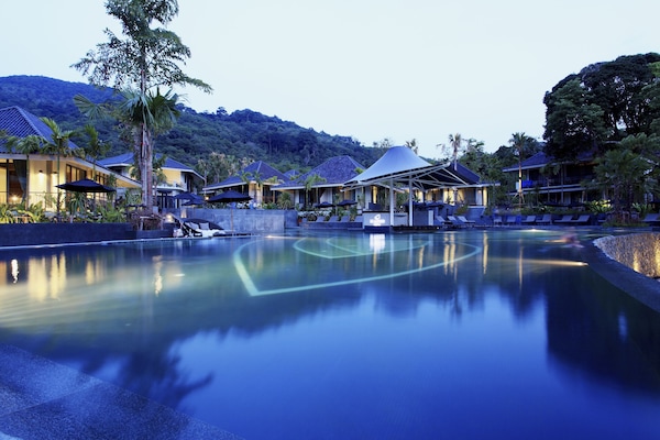 5 outdoor pools, pool umbrellas, pool loungers