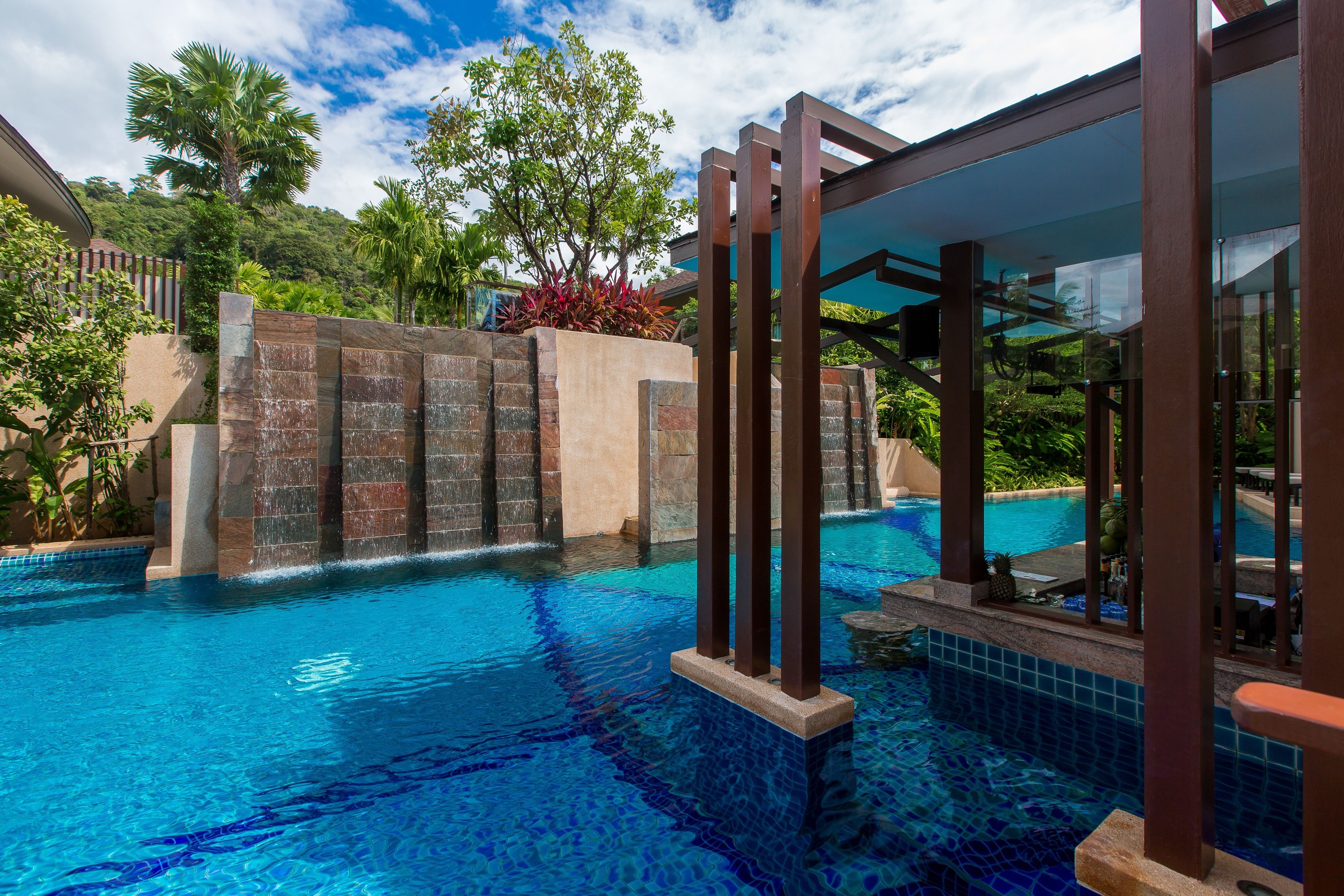 5 outdoor pools, pool umbrellas, pool loungers