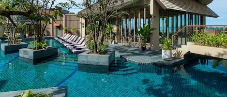 5 albercas al aire libre, sombrillas en la alberca y camastros