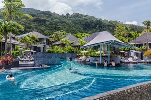 5 piscinas al aire libre, sombrillas, sillones reclinables de piscina