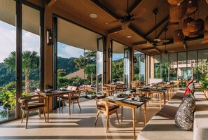 Breakfast, lunch, dinner served; international cuisine 